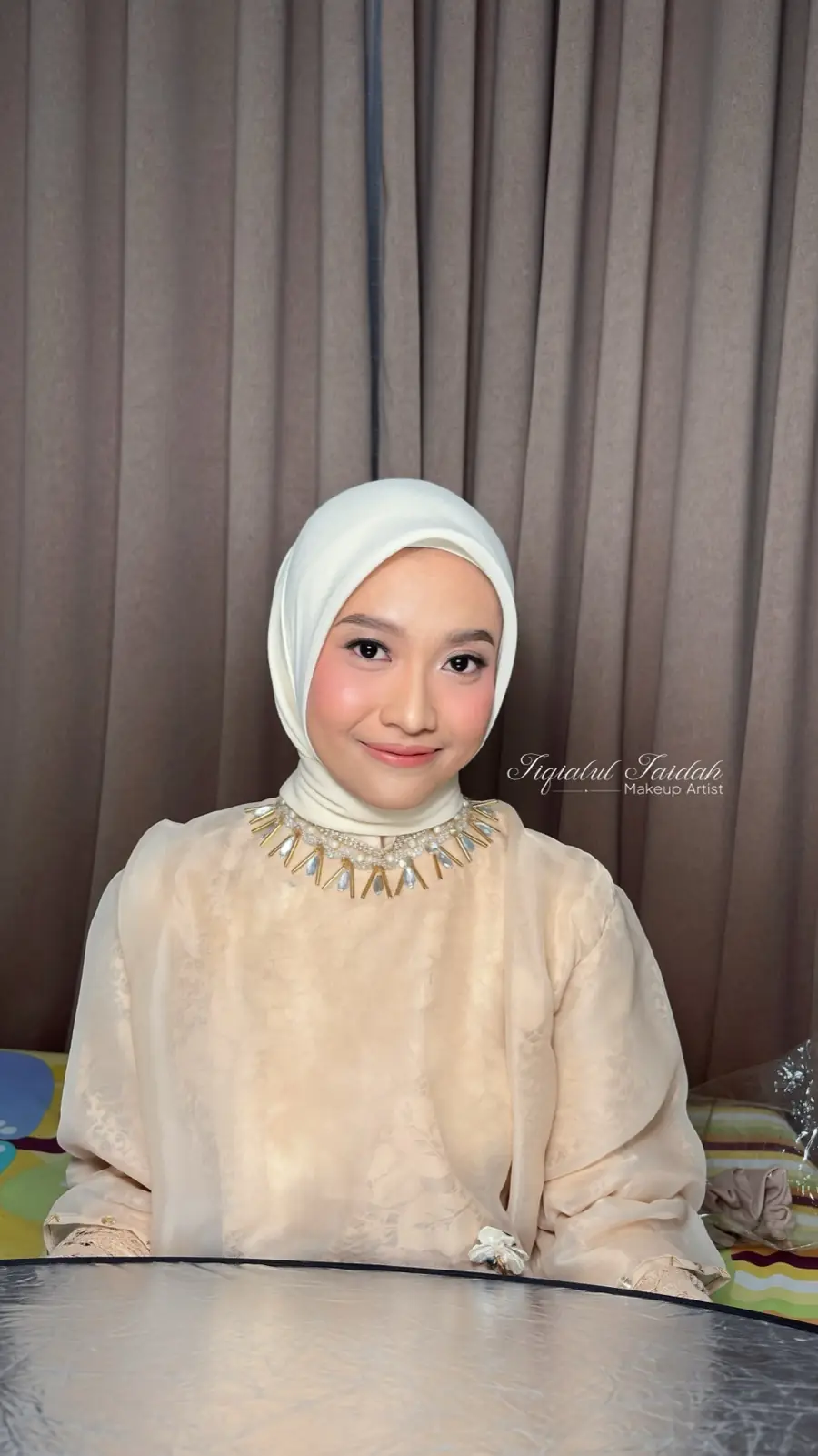 Riasan natural dengan busana krem