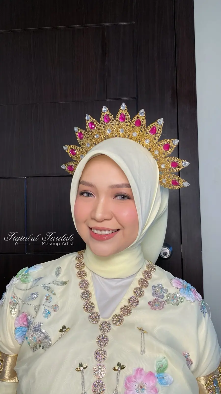 Riasan pengantin dengan mahkota tradisional