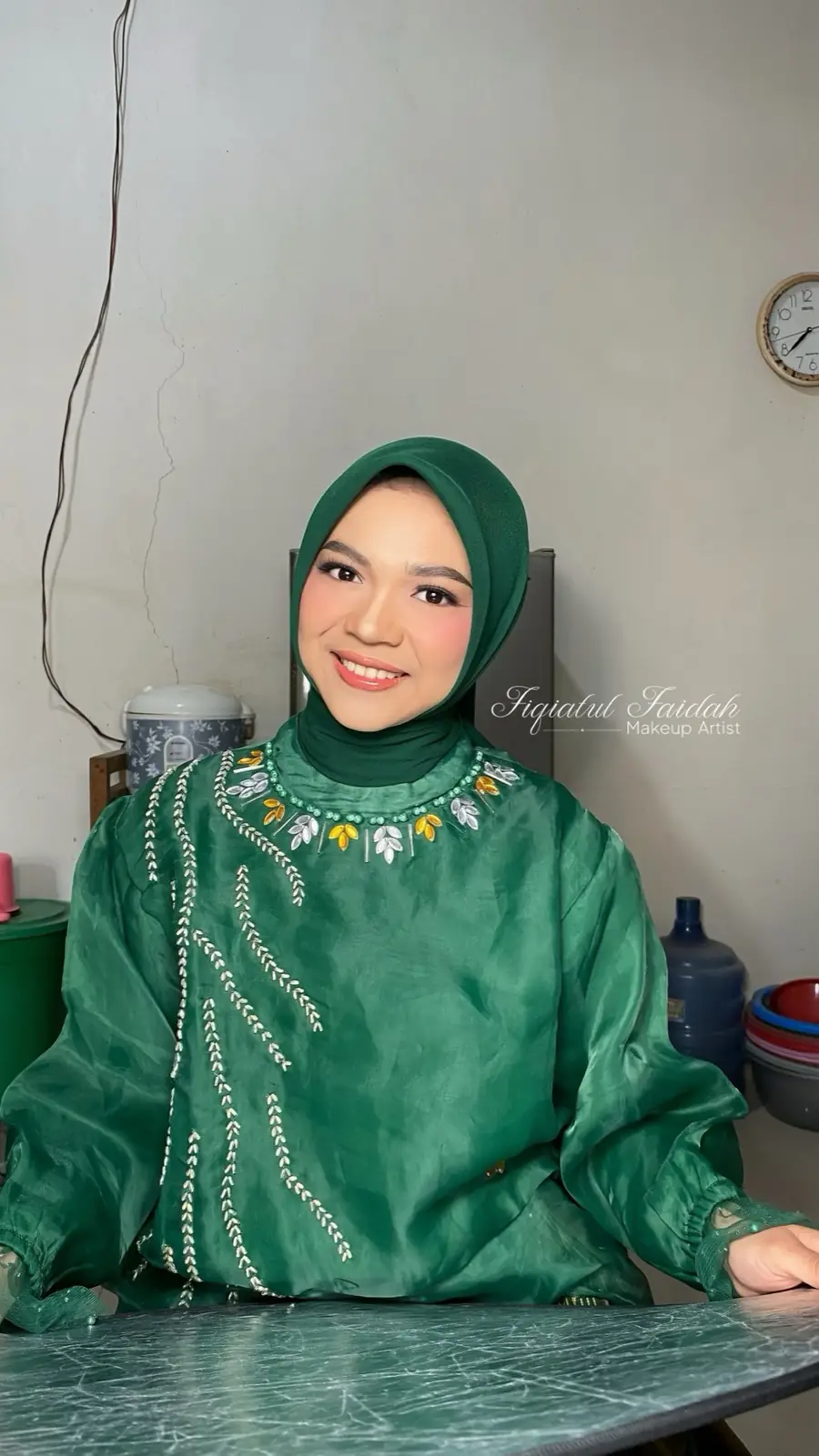Riasan acara dengan busana hijau