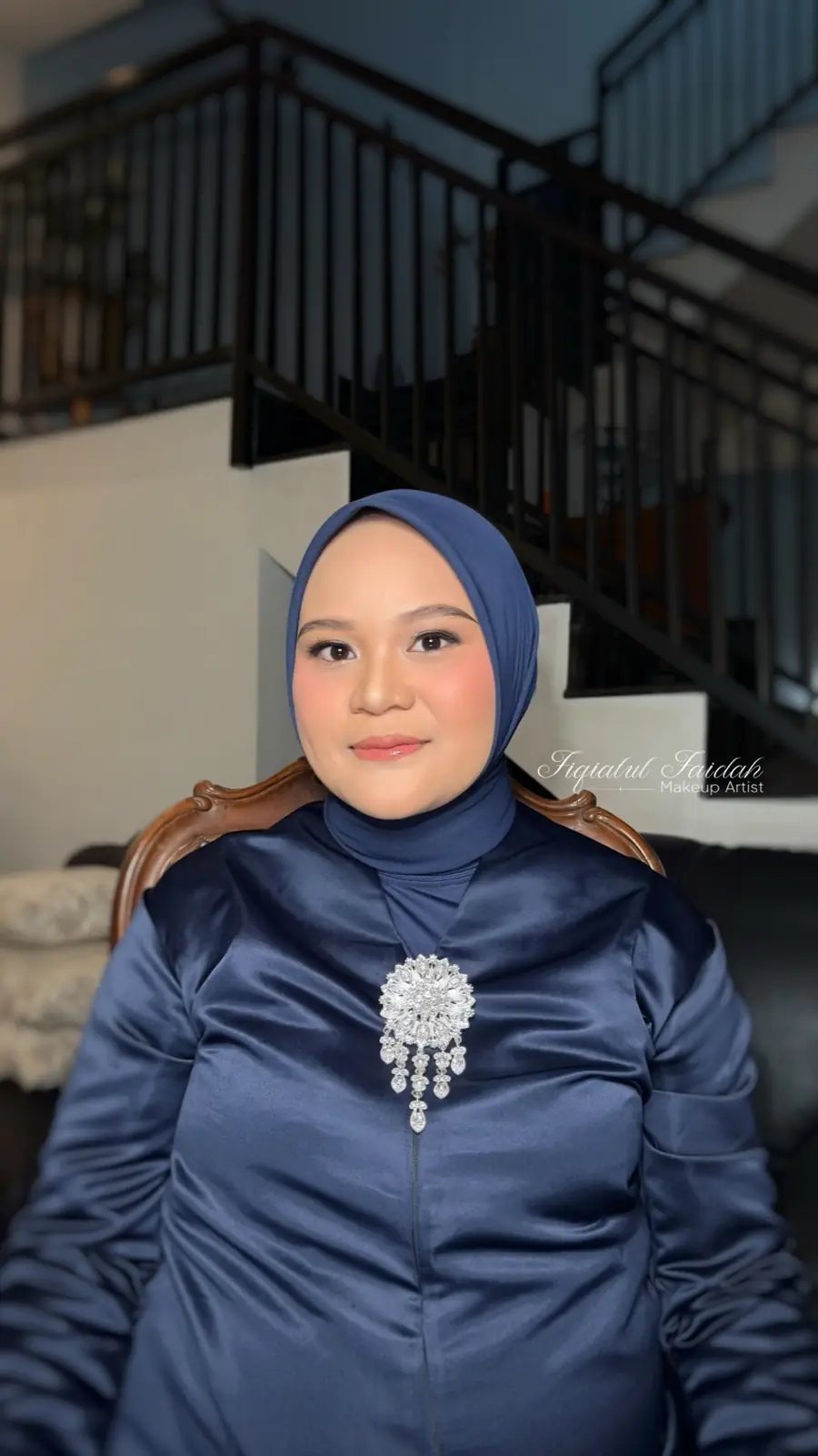 Riasan acara dengan busana biru tua