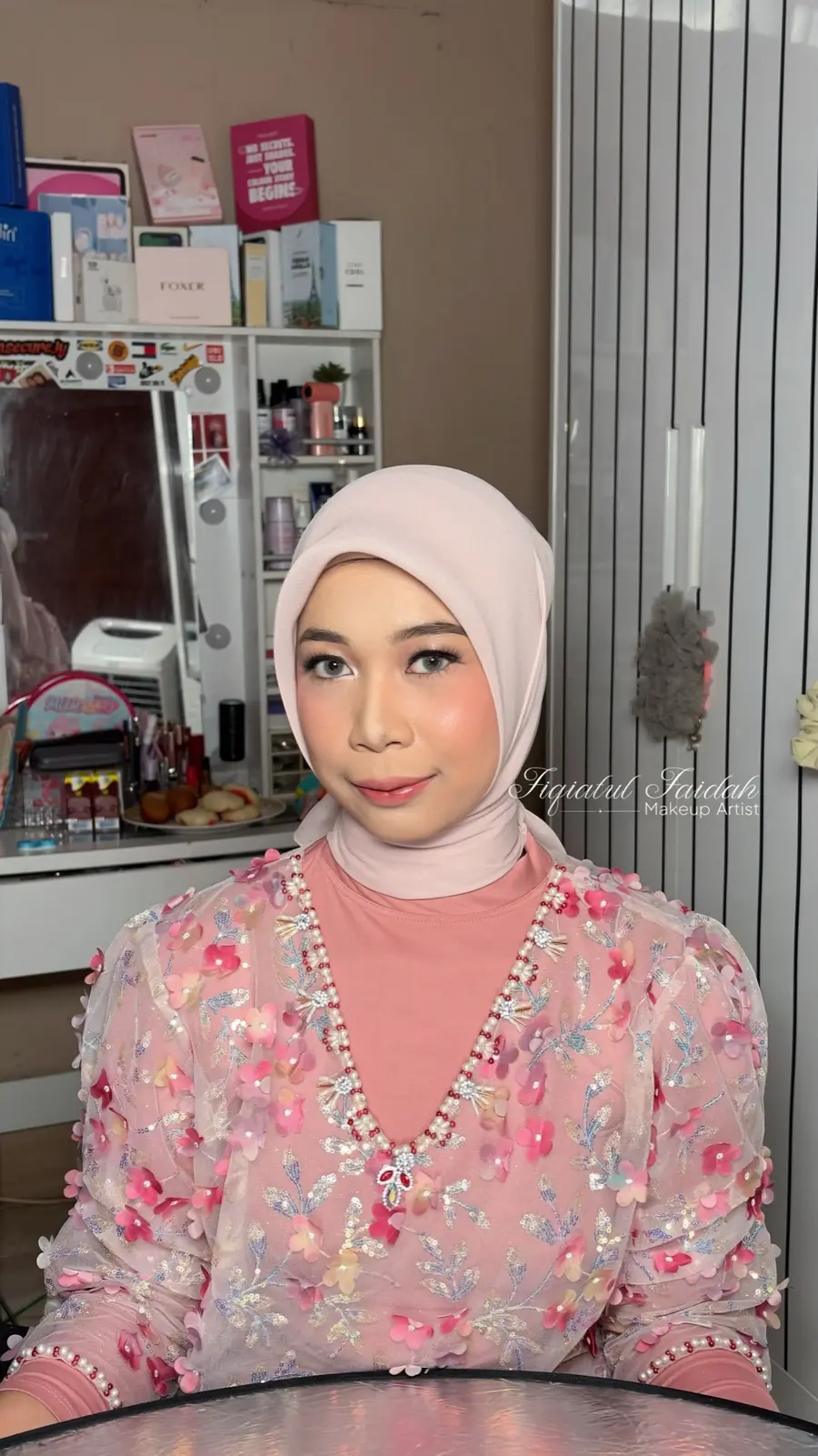 Riasan acara dengan busana merah muda