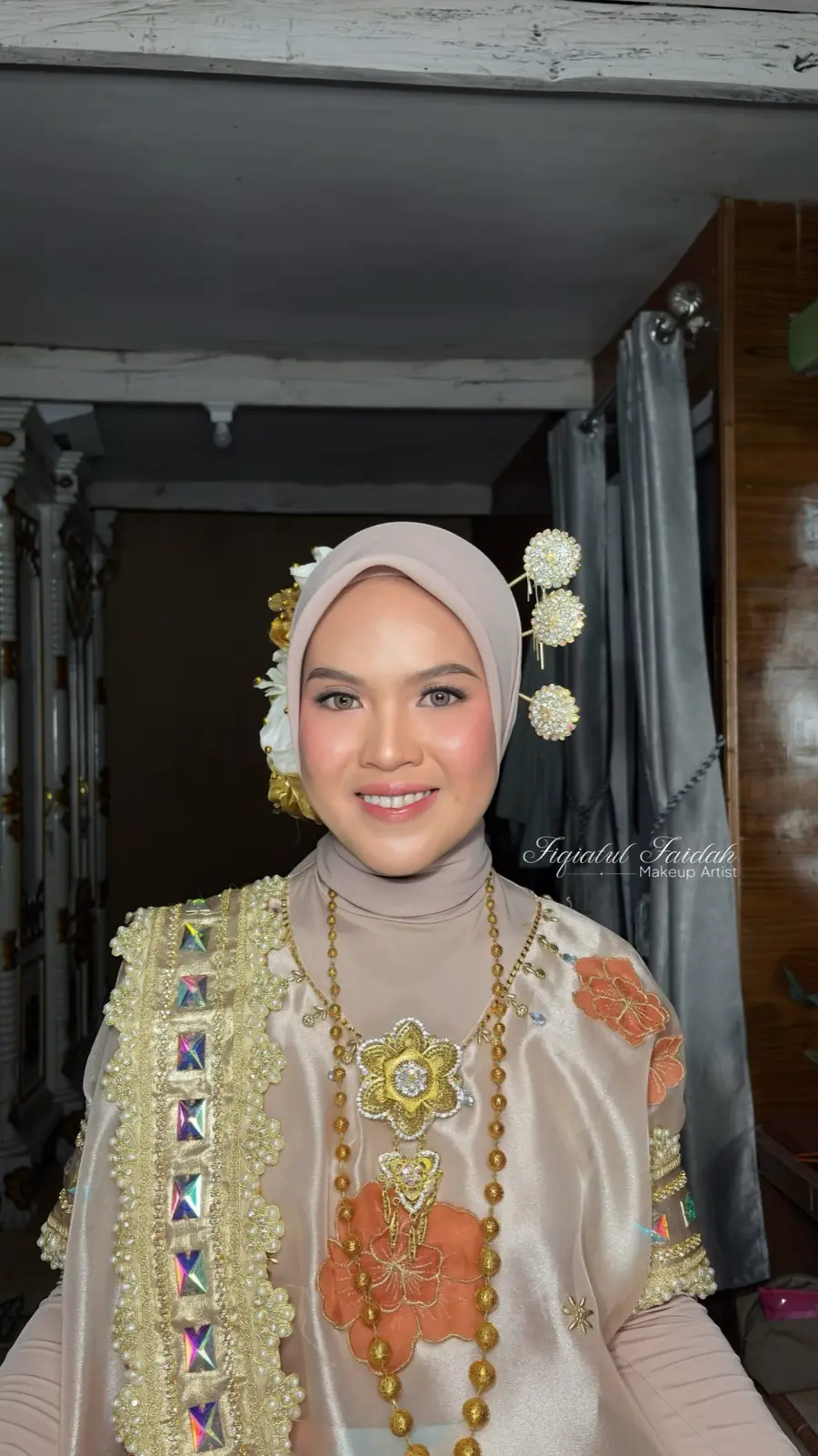 Riasan tradisional dengan aksesori emas